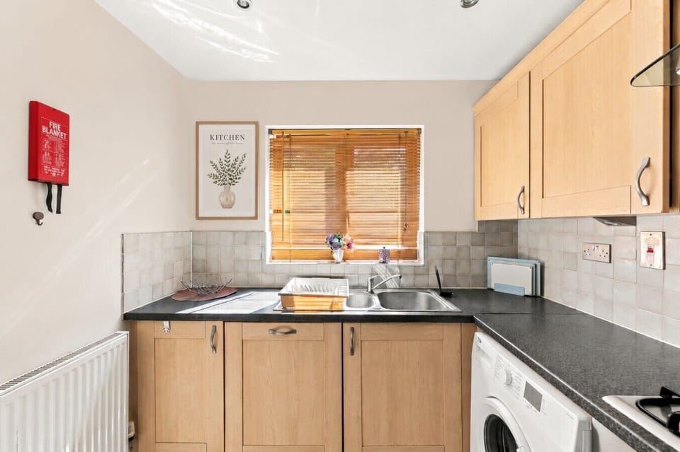 A fully equipped kitchen with everything you need to prepare a home-cooked meal.