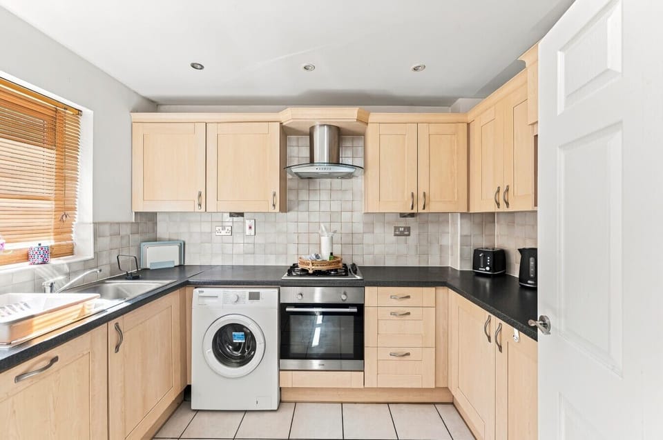 A fully equipped kitchen with everything you need to prepare a home-cooked meal.