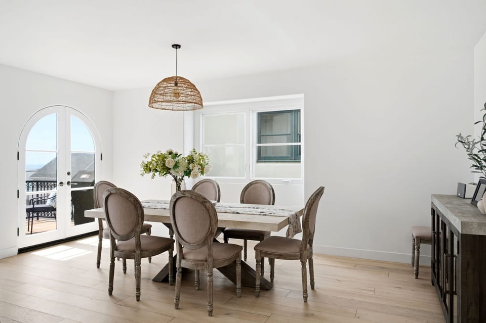 Share meals, stories, and memorable moments around the table. The perfect setting for slow breakfasts and evening dinners.