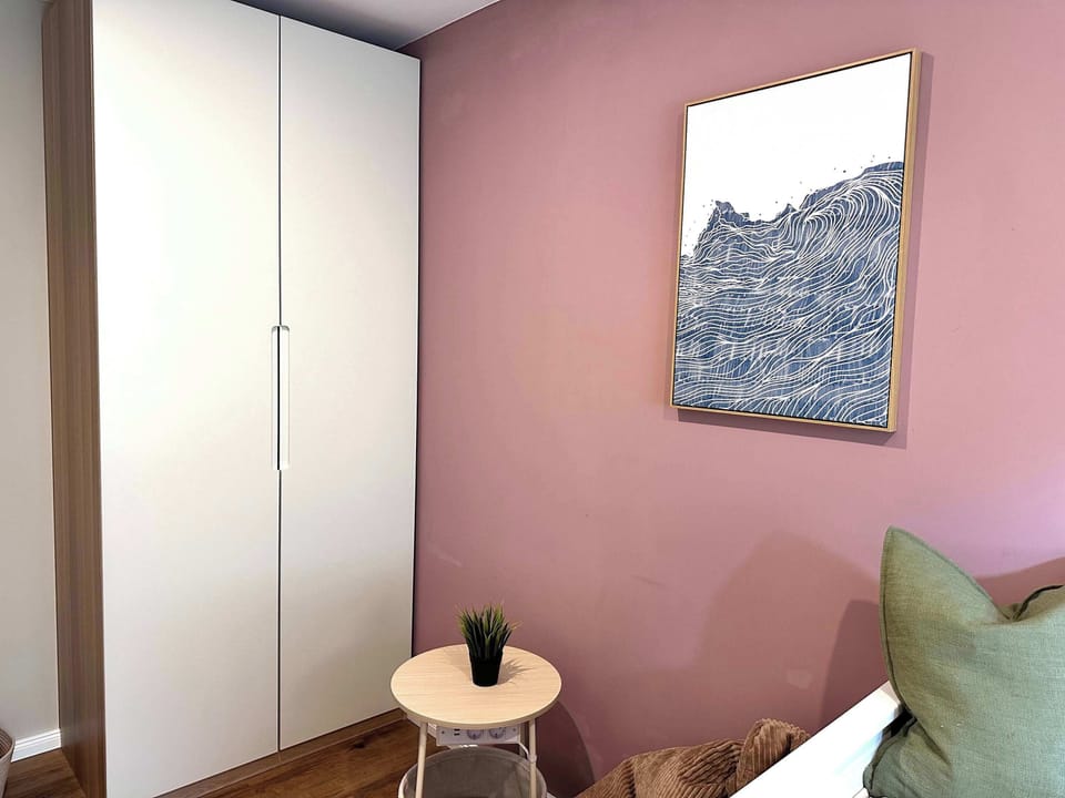 Kleiderschrank im Schlafzimmer 1.