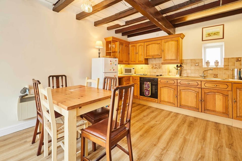 Ward Cottage, Thornton-Le-Dale - Host & Stay