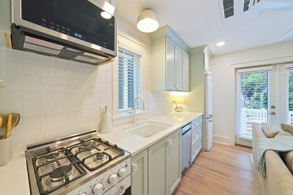 GAS STOVETOP AND MODERN APPLIANCES IN KITCHEN