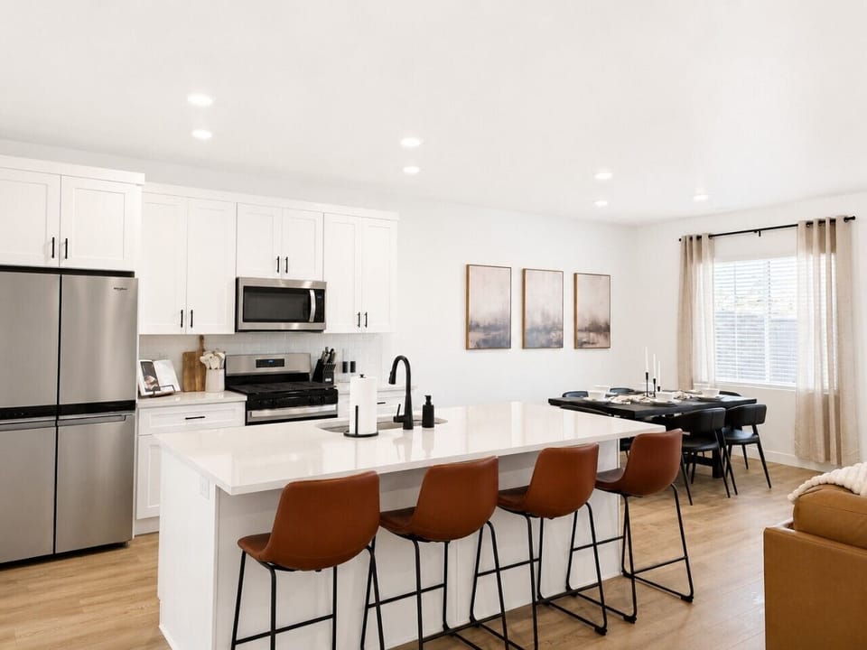 Fully Equipped Kitchen - Stainless Steel Appliances, Kitchen Island, Dining Area