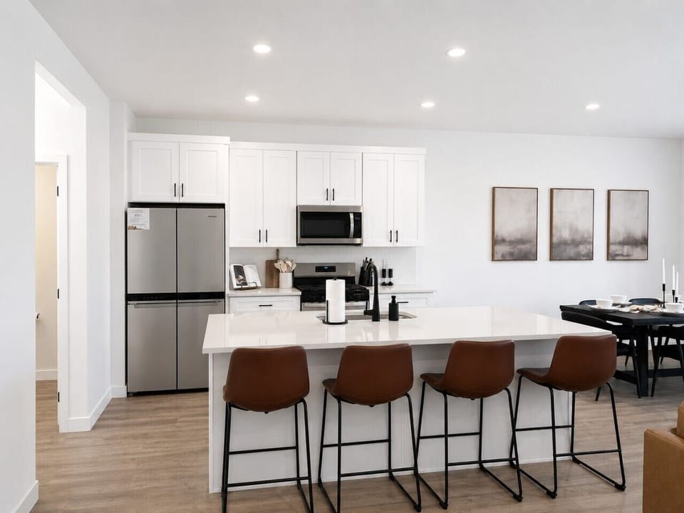 Fully Equipped Kitchen - Stainless Steel Appliances, Kitchen Island, Dining Area