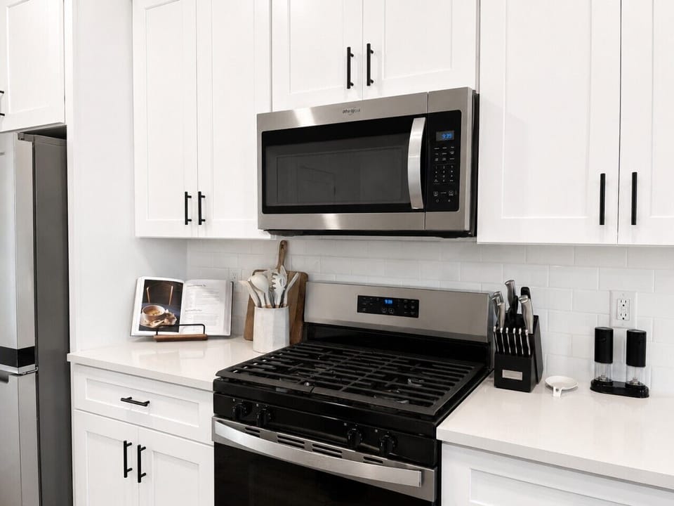Fully Equipped Kitchen - Stainless Steel Appliances, Kitchen Island, Dining Area