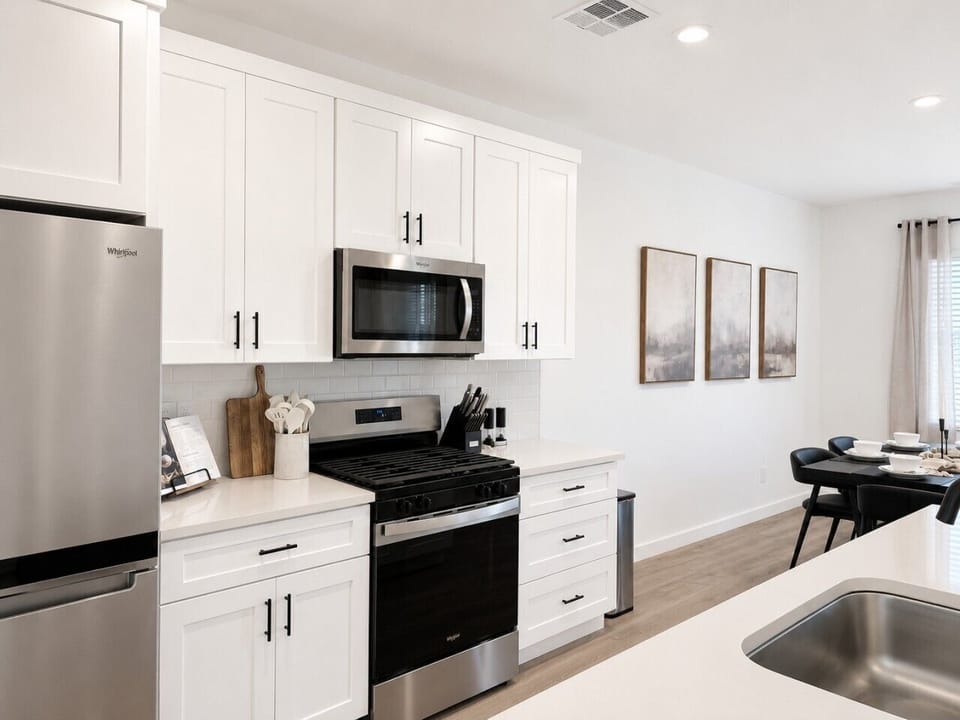 Fully Equipped Kitchen - Stainless Steel Appliances, Kitchen Island, Dining Area