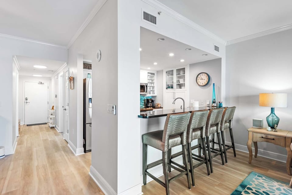 Eat-in kitchen bar seating