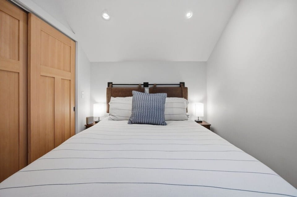 Guest Bedroom #2 (Queen Bed)