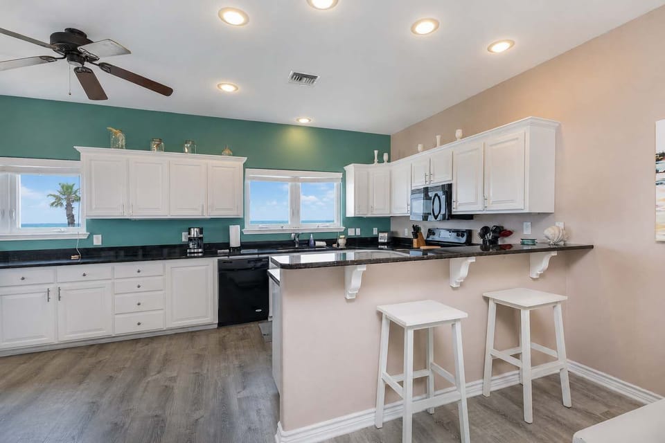 Gather & Graze Kitchen – A 3-seat breakfast bar, full appliances, and generous counter space make this kitchen perfect for everything from quick bites to full family meals.