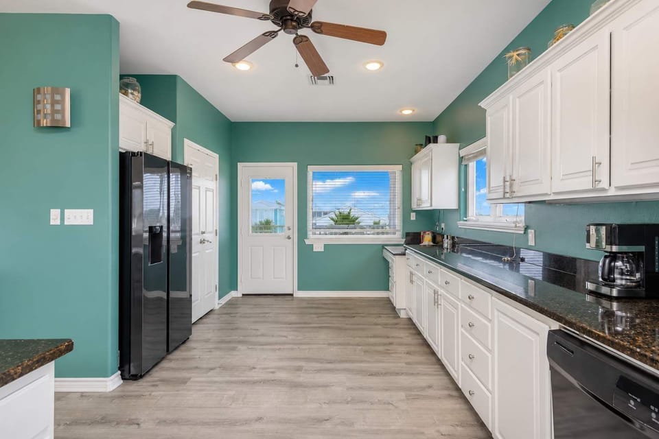 Chef’s Dream Kitchen – Fully stocked with high-end appliances and plenty of cabinetry, making cooking a breeze.