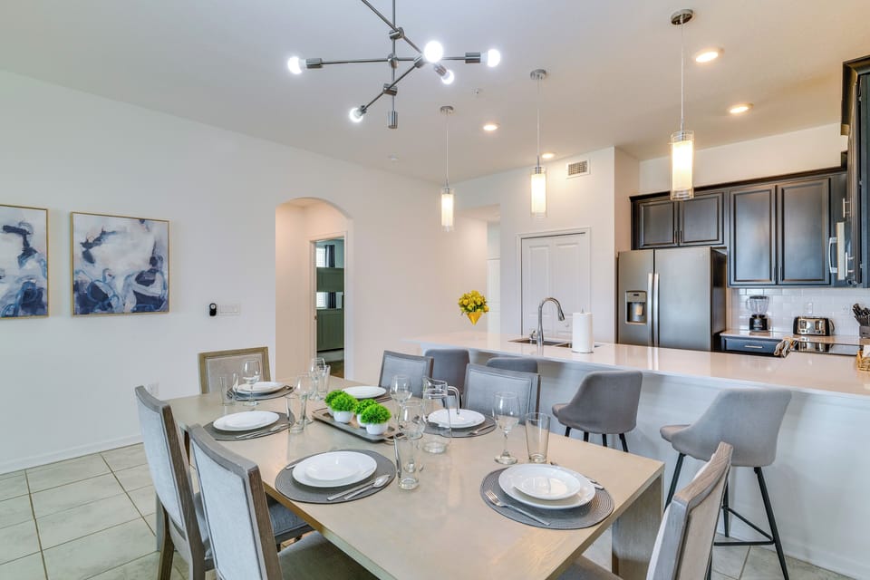 Dining Area | Dishware/Flatware Provided