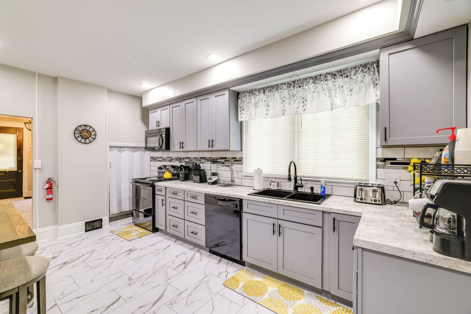 Kitchen | Refrigerator | Breakfast Nook | 1st Floor