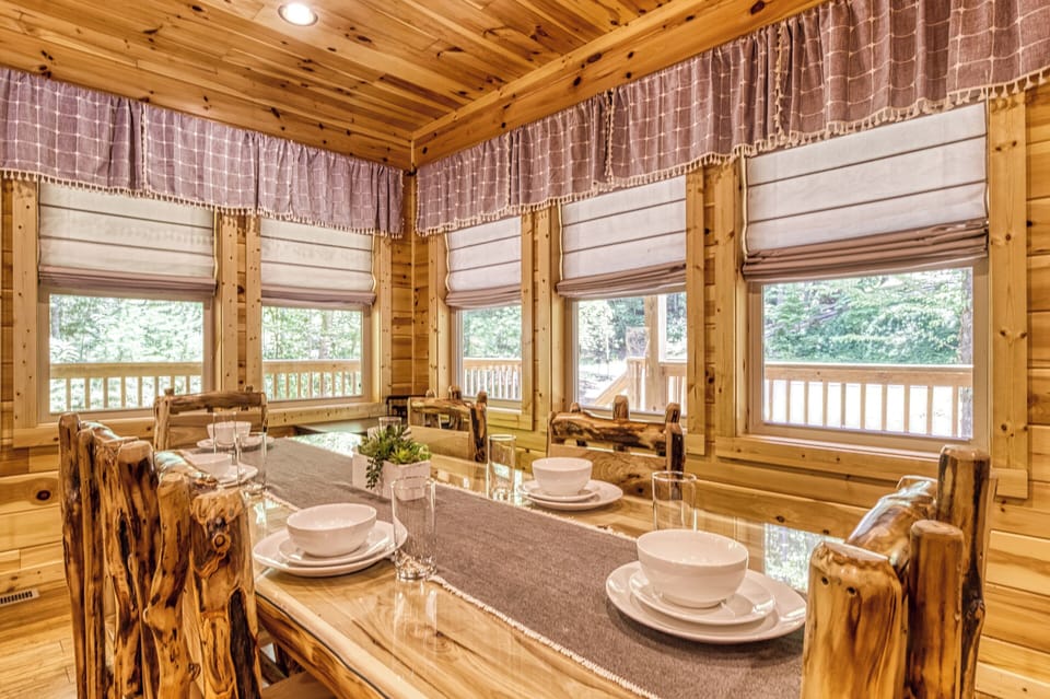Smoky Mountain Pet Friendly Cabin "Woodness Gracious" - Dining area