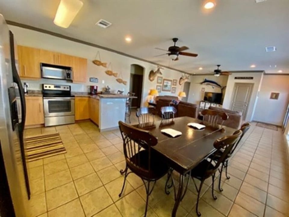 POC House - kitchen & dining area (2)