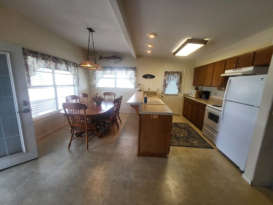 Kitchen & Dining 2