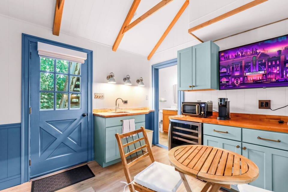 Prepare a light meal, enjoy your morning coffee, and unwind in this bright studio with a well-equipped kitchenette and cozy dining space.