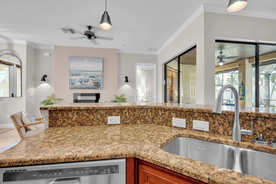 Kitchen w/ large tiered island