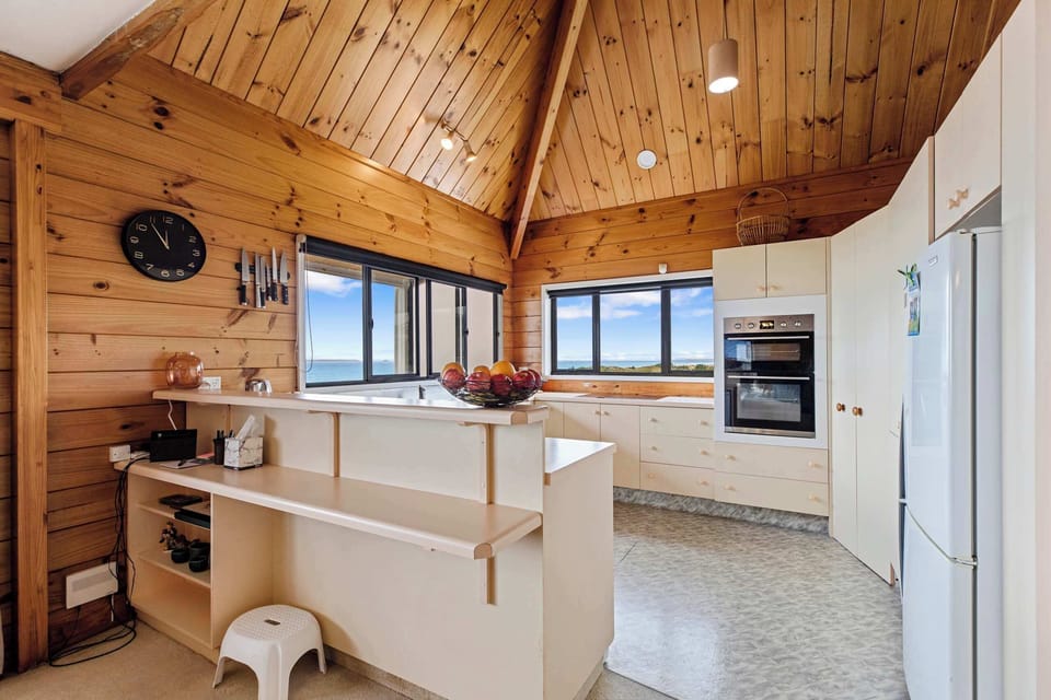 Kitchen, wall oven, 4 burner hob, dishwasher.