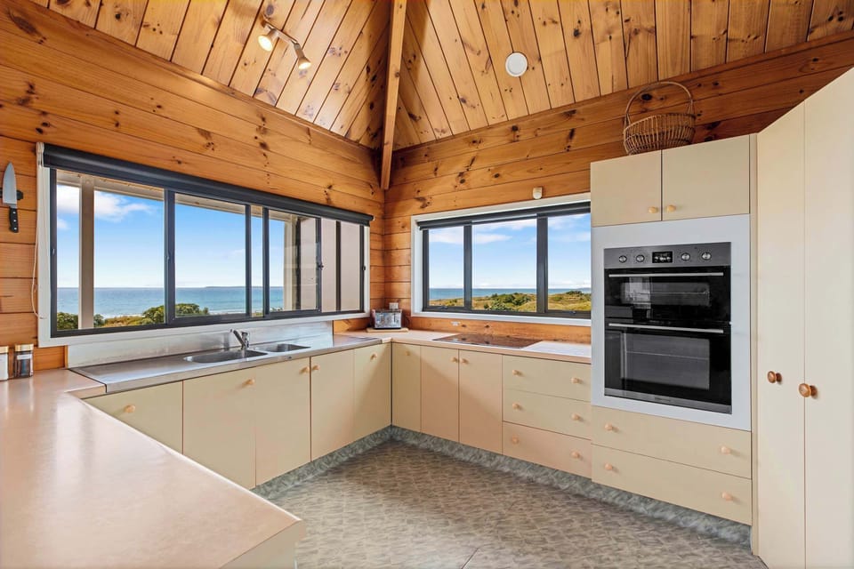 Kitchen, wall oven, 4 burner hob, dishwasher.