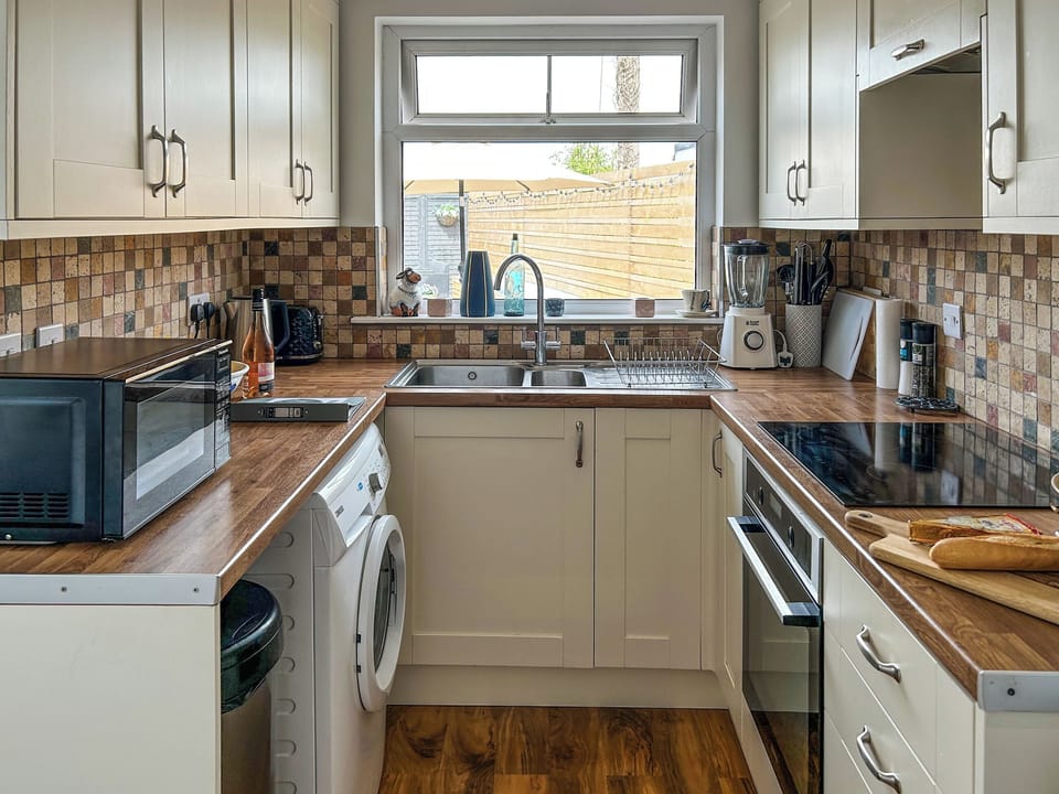 Kitchen | Dragonfly Cottage, St Stephen, near St Austell
