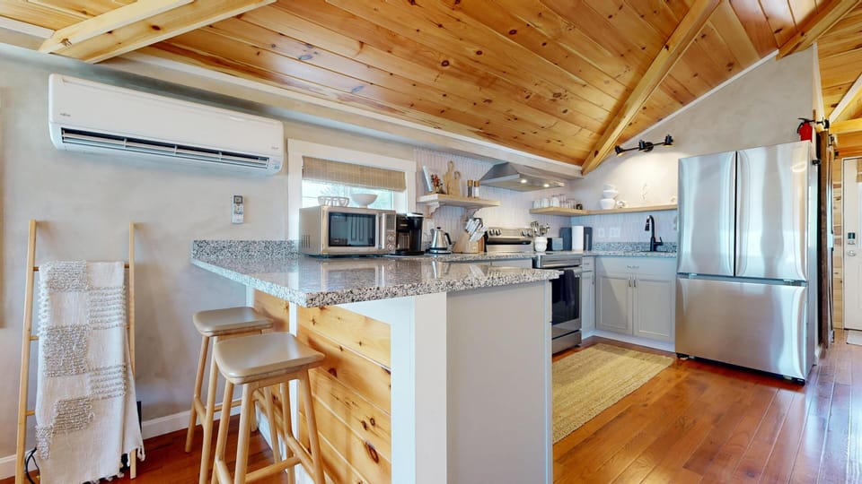 Fully stocked kitchen! 