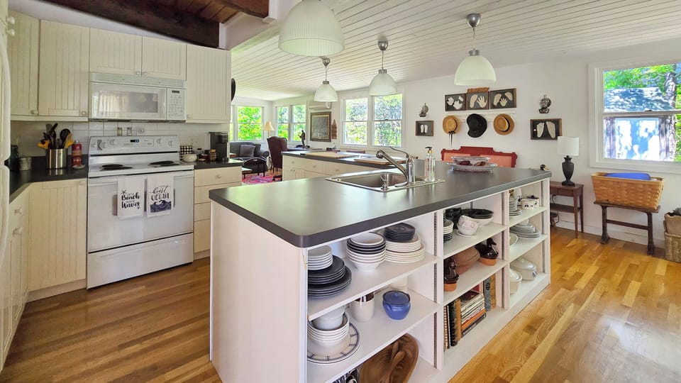 Nicely equipped kitchen with plenty of workspace