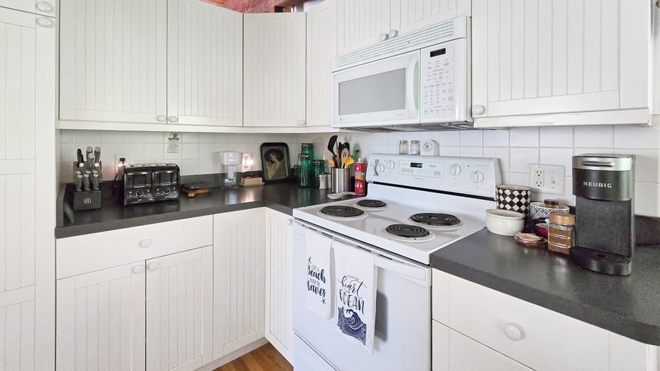 Nicely equipped kitchen with plenty of workspace