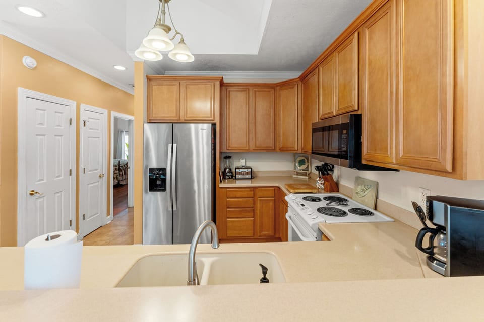 Kitchen w/ plenty of counterspace