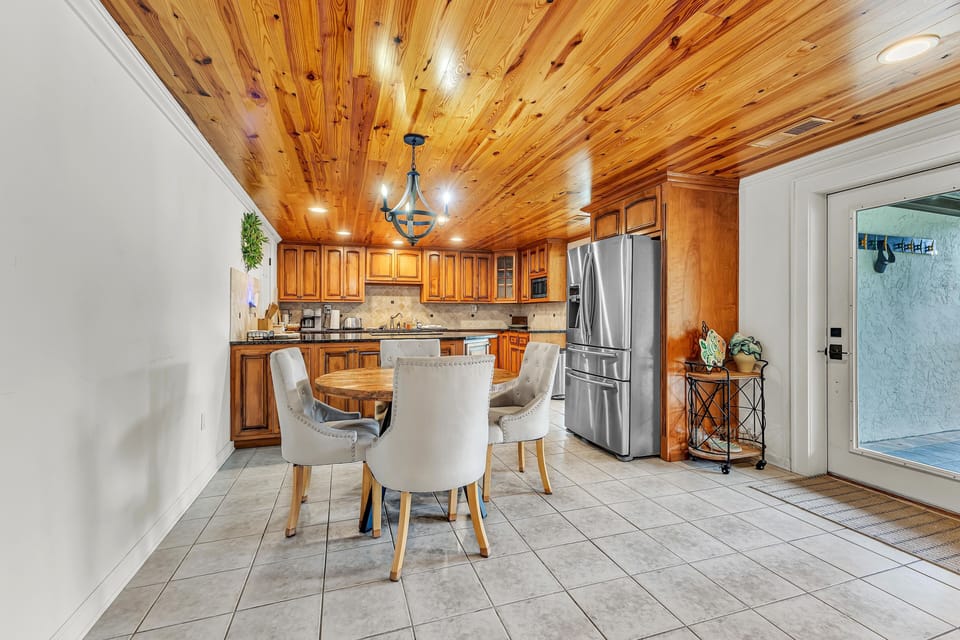Lower breakfast area