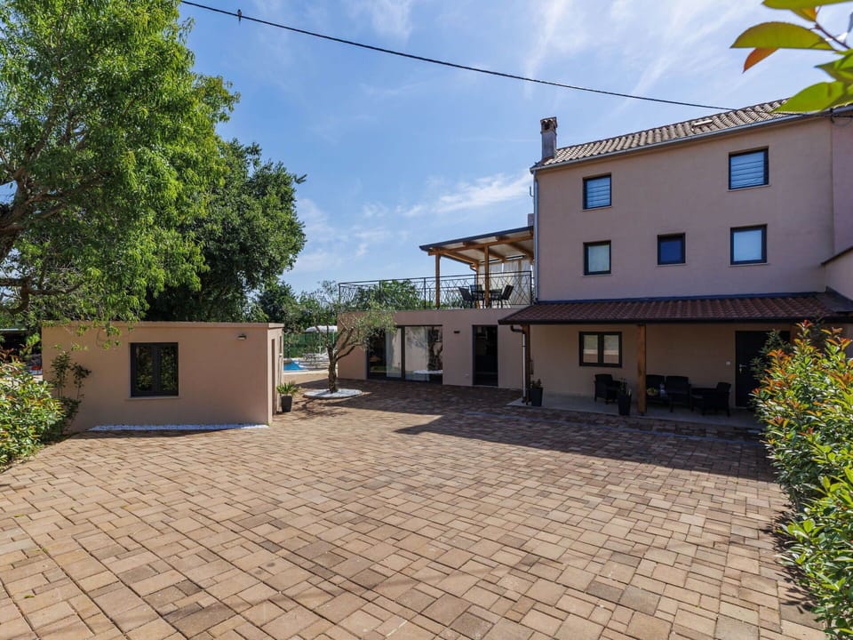 Swimming Pool, Residential Area, Thermae, Resort, Composite Material, Leisure, Estate, Artificial Turf, Hacienda, Villa