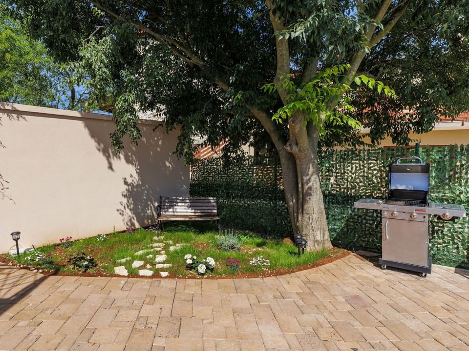 Swimming Pool, Residential Area, Thermae, Resort, Composite Material, Leisure, Estate, Artificial Turf, Hacienda, Villa