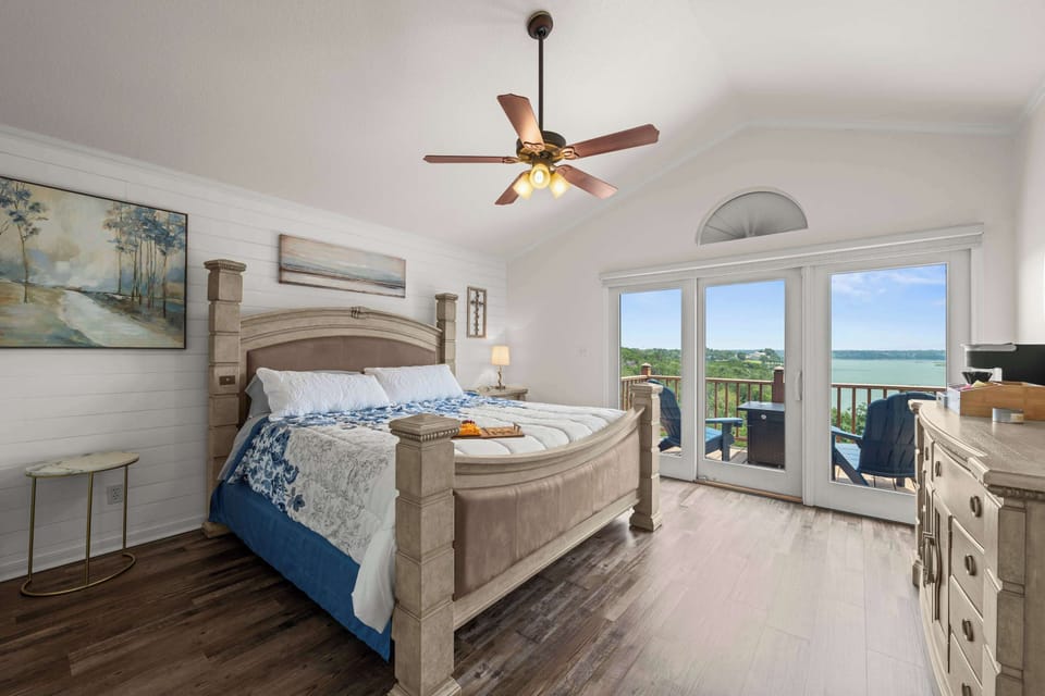 Primary bedroom, en suite bathroom, balcony, fire table, Lakeview
