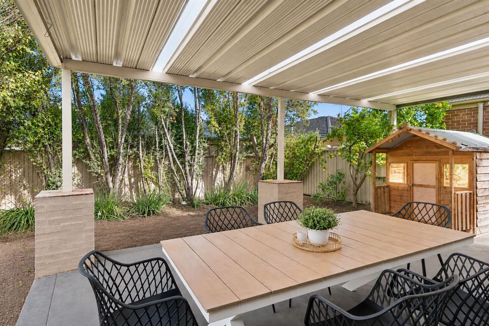 Covered alfresco for outdoor dining