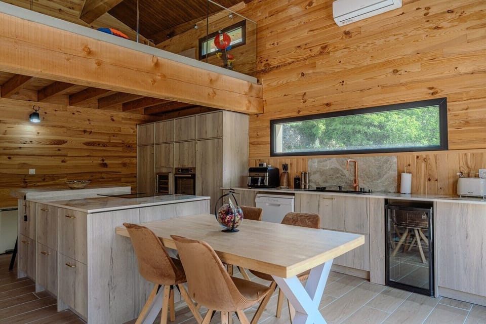 Cuisine équipée moderne avec îlot