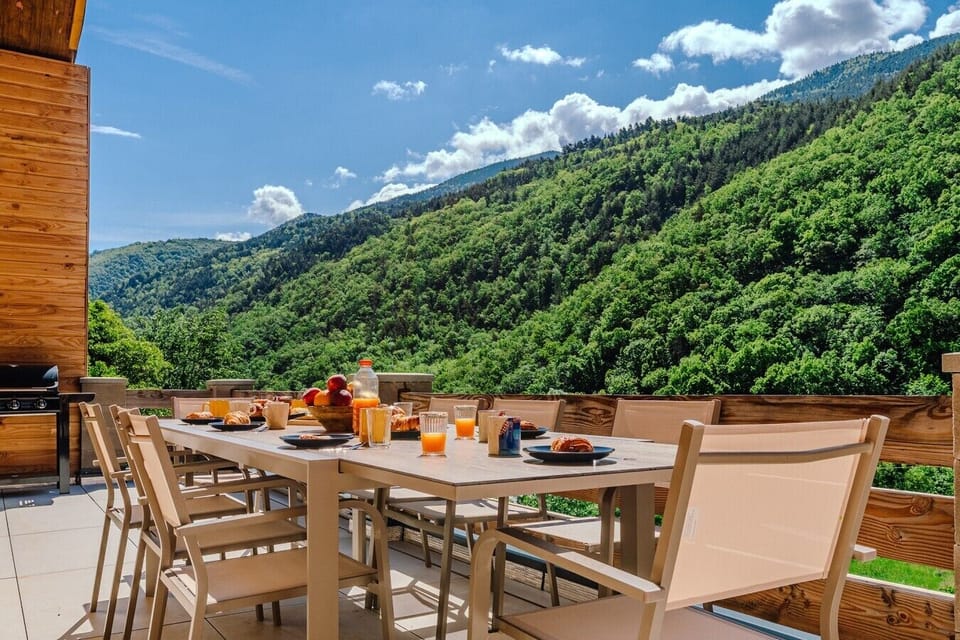 Terrasse repas extérieure avec vue panoramique sur la montagne