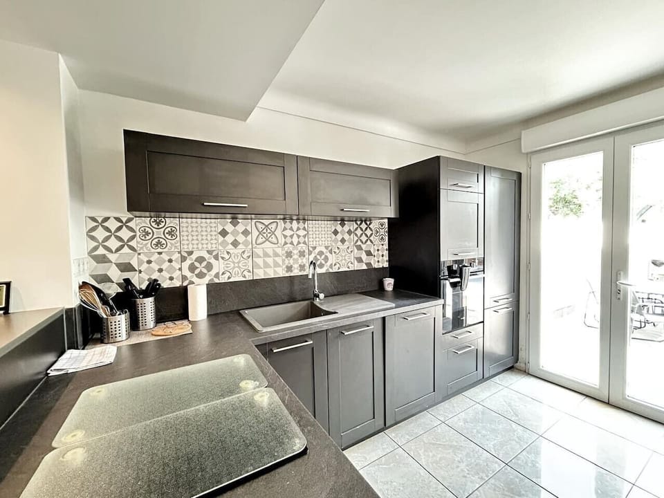 Open bright kitchen with glass door access - L`Escale Bleue Saint-Cyprien