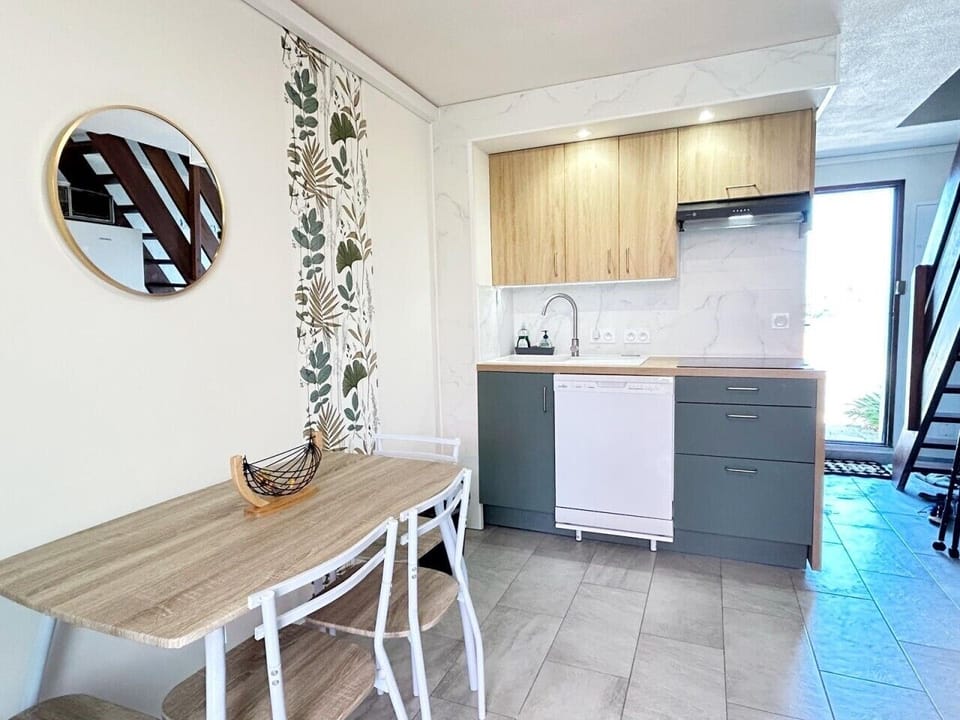 Espace de vie cosy – cuisine ouverte et coin repas avec déco chaleureuse
