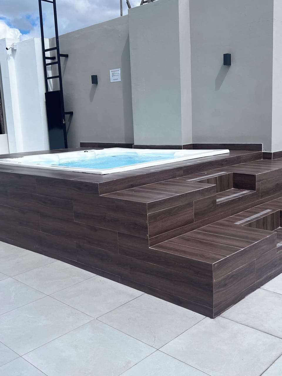 Outdoor spa tub