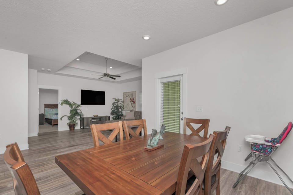 Dining Area with 6 Chairs