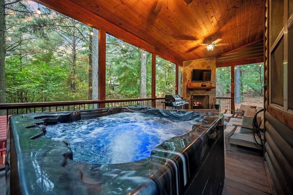 Warm soak, good views, your favorite show — this deck knows how to treat you. 