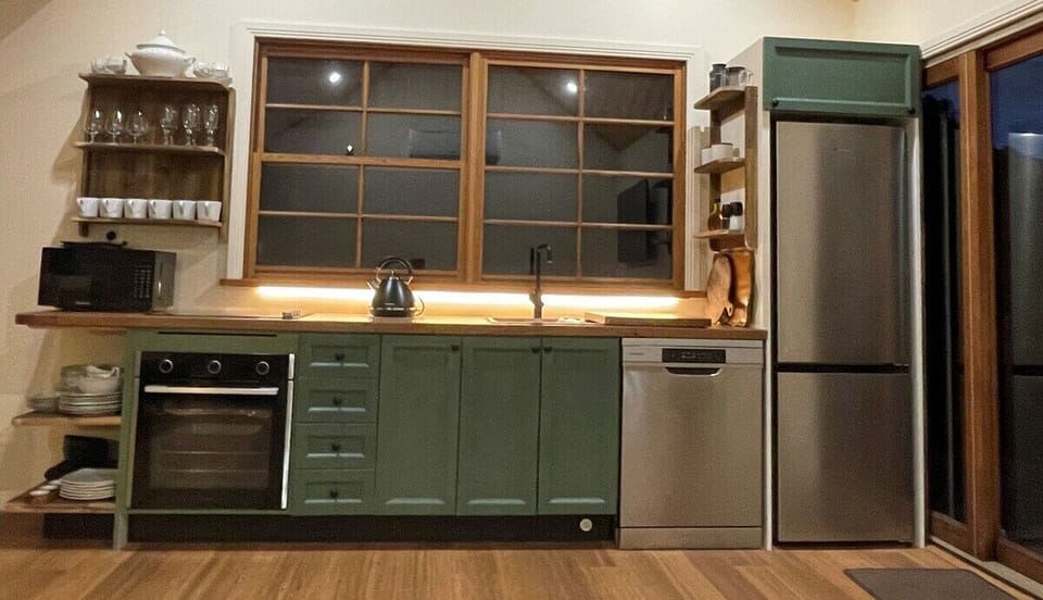 A fully equipped kitchen with kettle, air-fryer, microwave, toaster, oven, cooktop, dishwasher, freezer, pots, pans, cutlery, glasses and 2 dinner settings - or just go to the pub or cafe nearby!