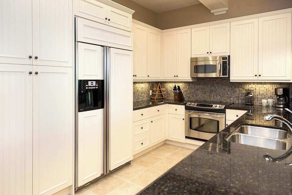 Fully Equipped Kitchen with Stainless Steel Appliances & Custom Cabinetry