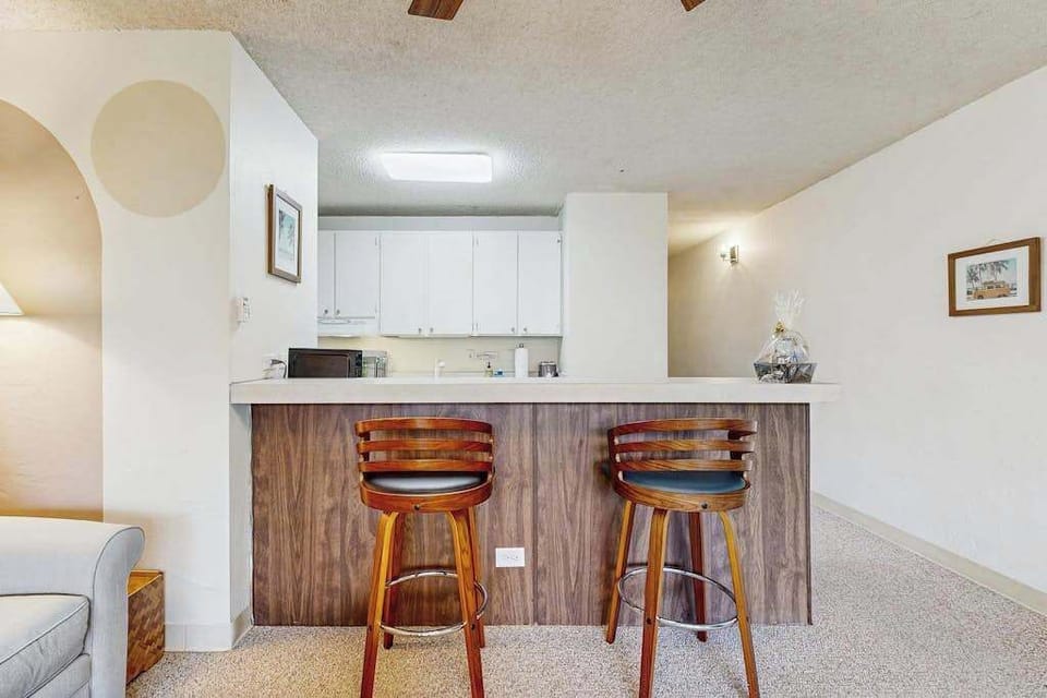 Open Kitchen Breakfast Bar with Stool Seating & Modern Cabinetry