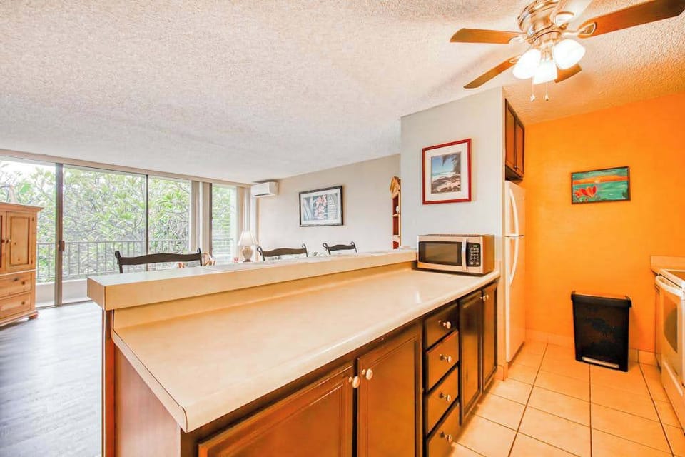Kitchen With Breakfast Bar Seating