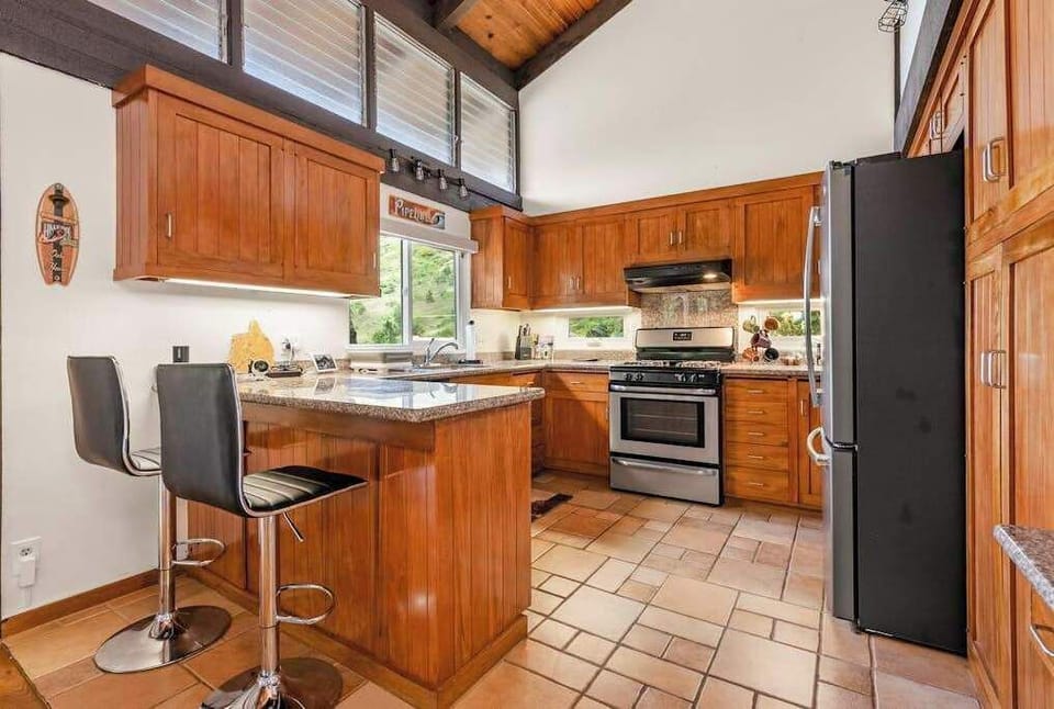 Full Kitchen with breakfast bar and cooking workspace