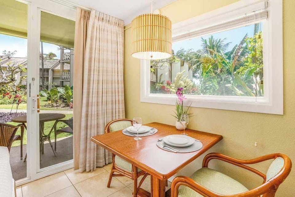 Garden View Dining Retreat
