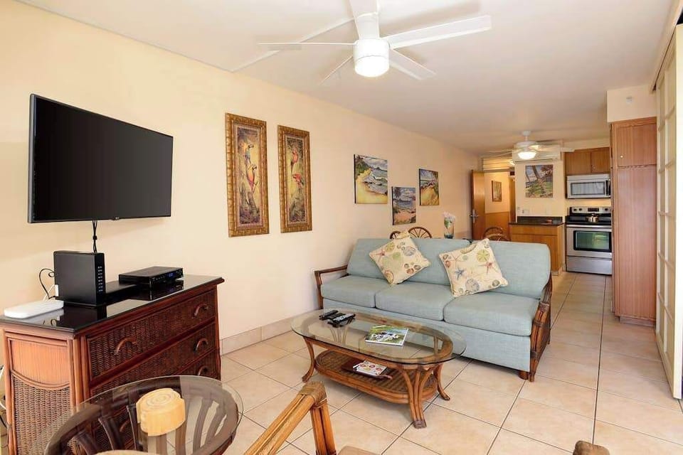 Cozy living space with comfortable seating and island-inspired décor