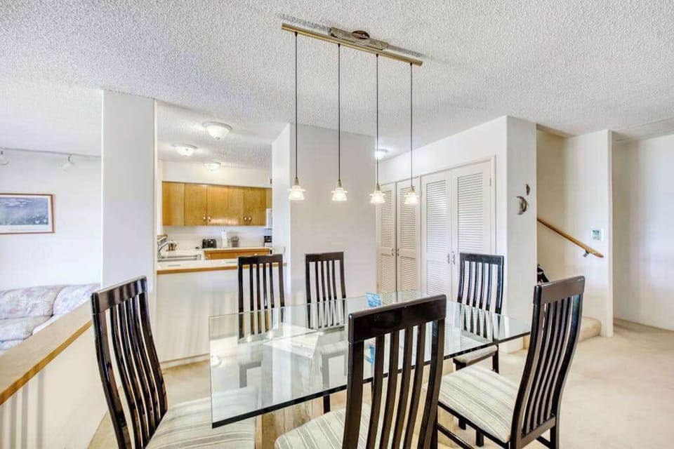  Bright dining space beside the kitchen