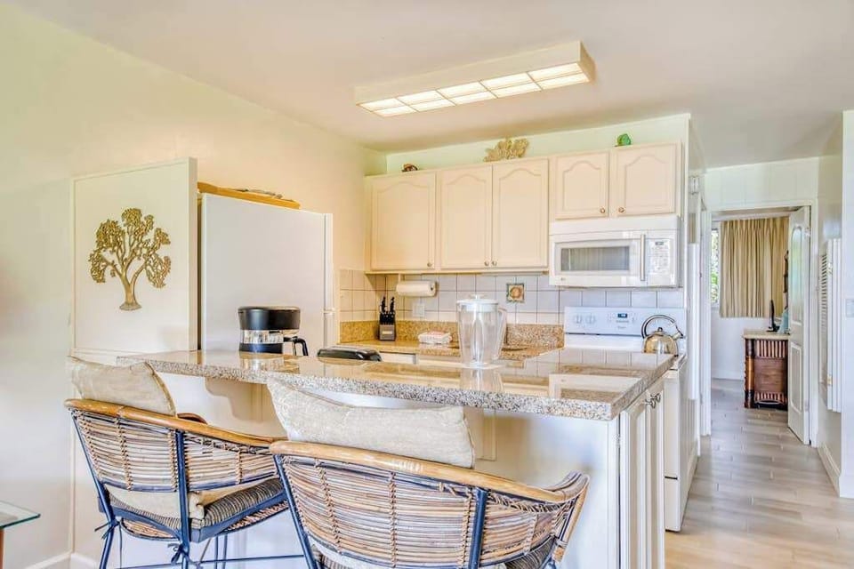 Bright Kitchen With Island Style