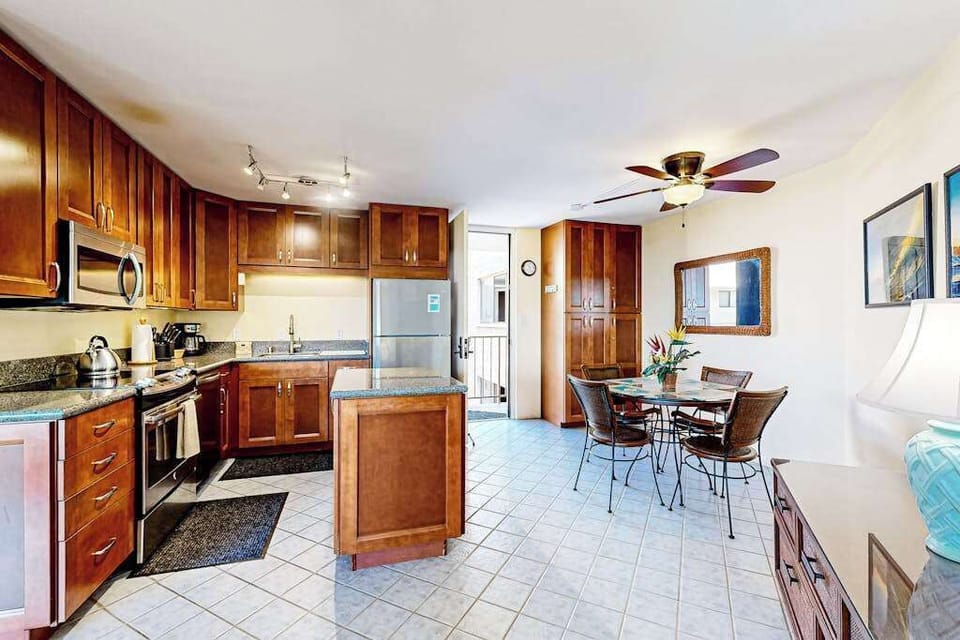 Fully Equipped Kitchen with Center Island & Dining Nook